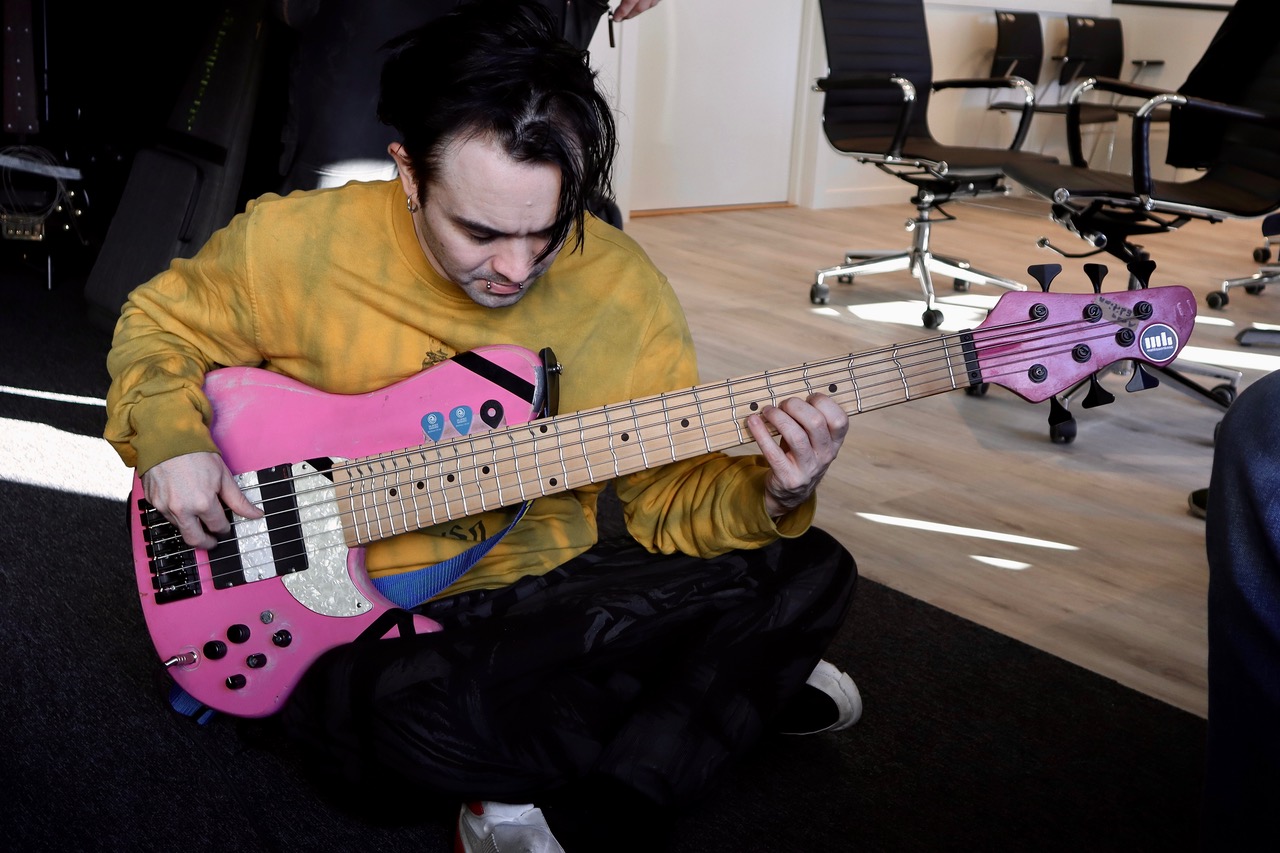 Henrik Linder with True Temperament curved frets
